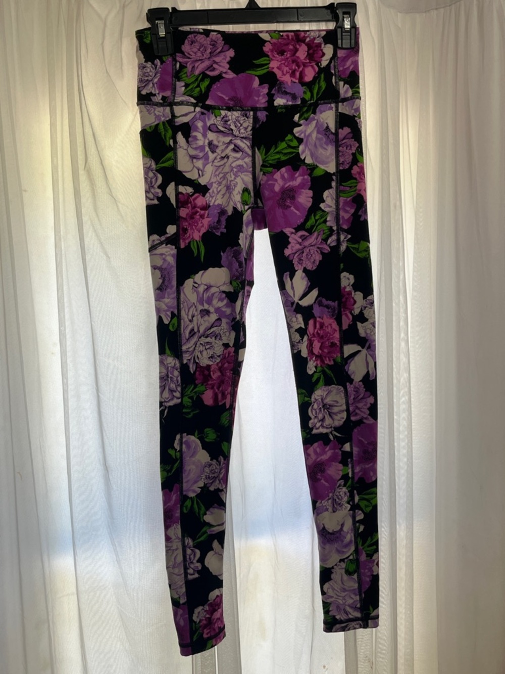 Victoria's Secret Black Leggings Purple Floral Print size 4 gym girly garden